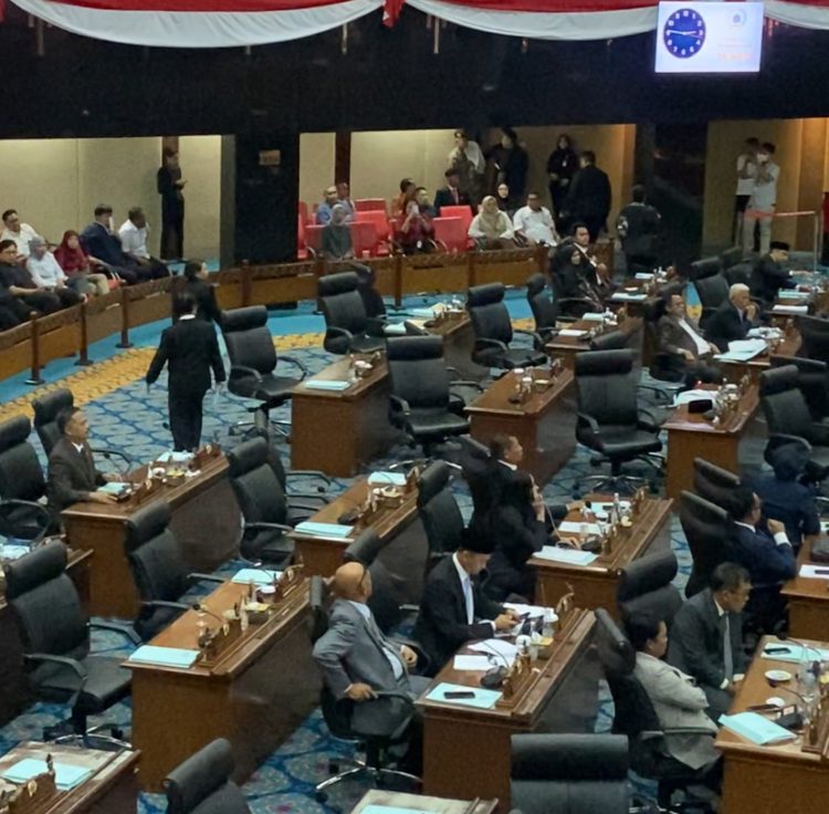 Pengesahan APBD DKI 2026 dalam rapat paripurna, Rabu (12/11/2025), diwarnai penolakan dan aksi walk out oleh sejumlah fraksi (Dok Suaranusantara)