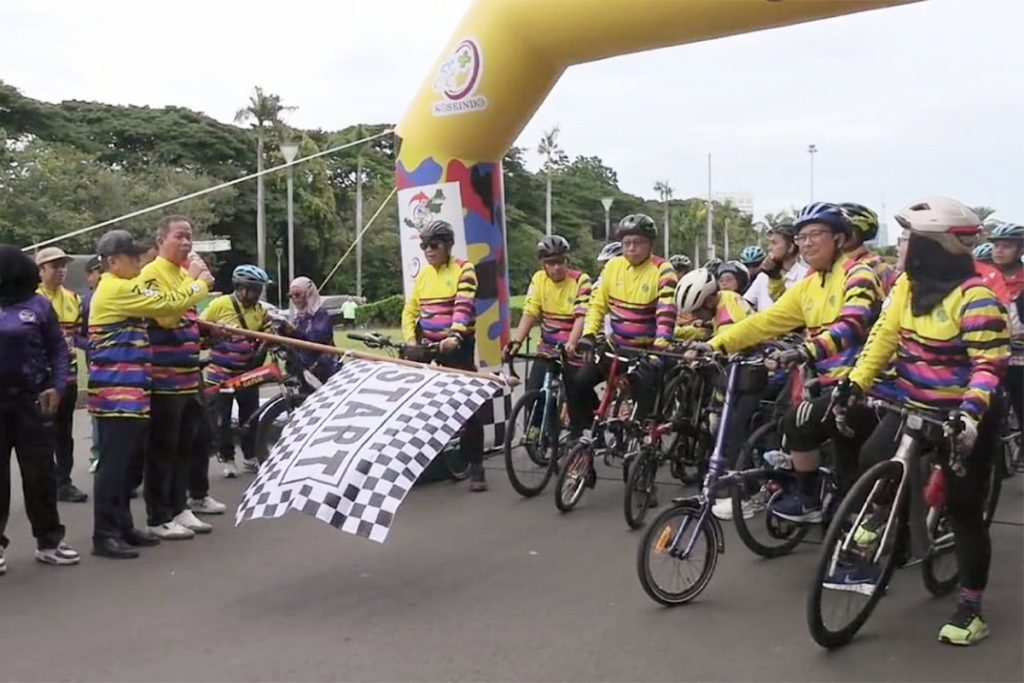 Momen pelepasan puluhan peserta Klub Gowes Komunitas Kesehatan Indonesia (Koseindo) yang melakukan tour de Jakarta - IKN (Dok Pemprov DKI)