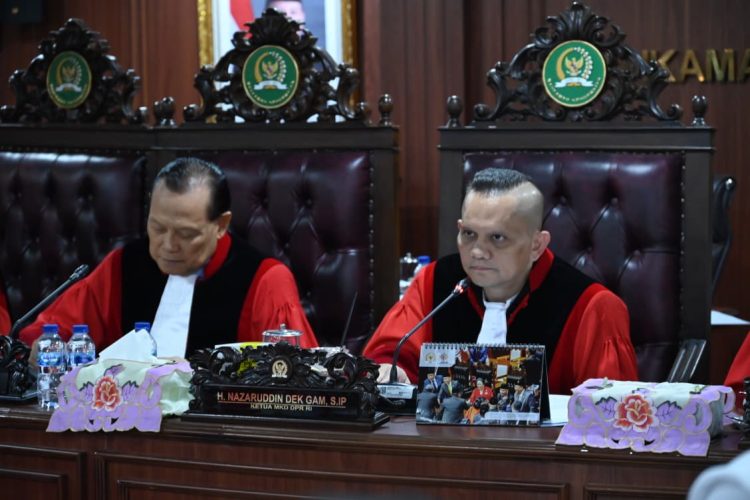 Ketua MKD DPR RI Nazaruddin Dek Gam saat memimpin sidang etik terbuka atas lima anggota DPR non aktif di ruang sidang MKD, Senayan, Jakarta, Senin (3/11/2025). Foto: DPR RI: Runi/vel)