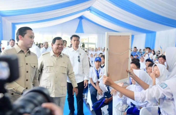 Presiden RI Prabowo Subianto saat peluncuran interactive flat panel (IFP) smartboard di SMPN 4 Bekasi, Senin 17 November 2025 (Instagram @sekretariat.kabinet)