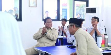 Presiden RI Prabowo Subianto saat hadiri acara peluncuran penggunaan smartboard di SMPN 4 Bekasi, Senin 17 November 2025 (instagram @sekretariat.kabinet)