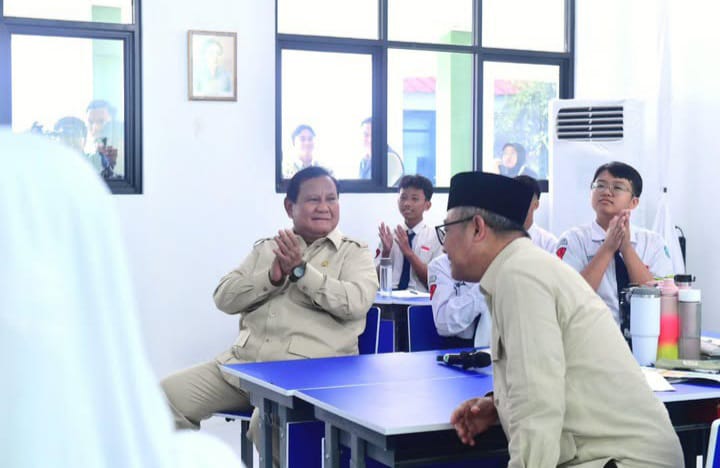 Presiden RI Prabowo Subianto saat hadiri acara peluncuran penggunaan smartboard di SMPN 4 Bekasi, Senin 17 November 2025 (instagram @sekretariat.kabinet)