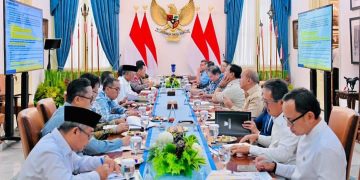 Presiden RI Prabowo Subianto gelar rapat bersama para menteri-menterinya di Istana Kepresidenan RI, Kamis 27 November 2025 (instagram @sekretariat.kabinet)