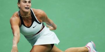Petenis putri Belarusia Aryna Sabalenka membalikkan bola ke petenis putri Amerika Serikat Amanda Anisimova saat final tunggal putri Kejuaraan Tenis AS Terbuka 2025 di New York, Amerika Serikat, Sabtu (6/9/2025). Aryna Sabalenka meraih kemenangan 6-3, 7-6(3) atas Amanda Anisimova dan menjadi petenis putri pertama yang mempertahankan gelar US Open sejak Serena Williams pada 2014. (ANTARA FOTO/Xinhua/Wu Xiaoling/