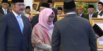 Anak-anak Soeharto menerima secara simbolis gelar Pahlawan Nasional yang diberikan langsung oleh Presiden RI Prabowo Subianto, Senin 10 November 2025