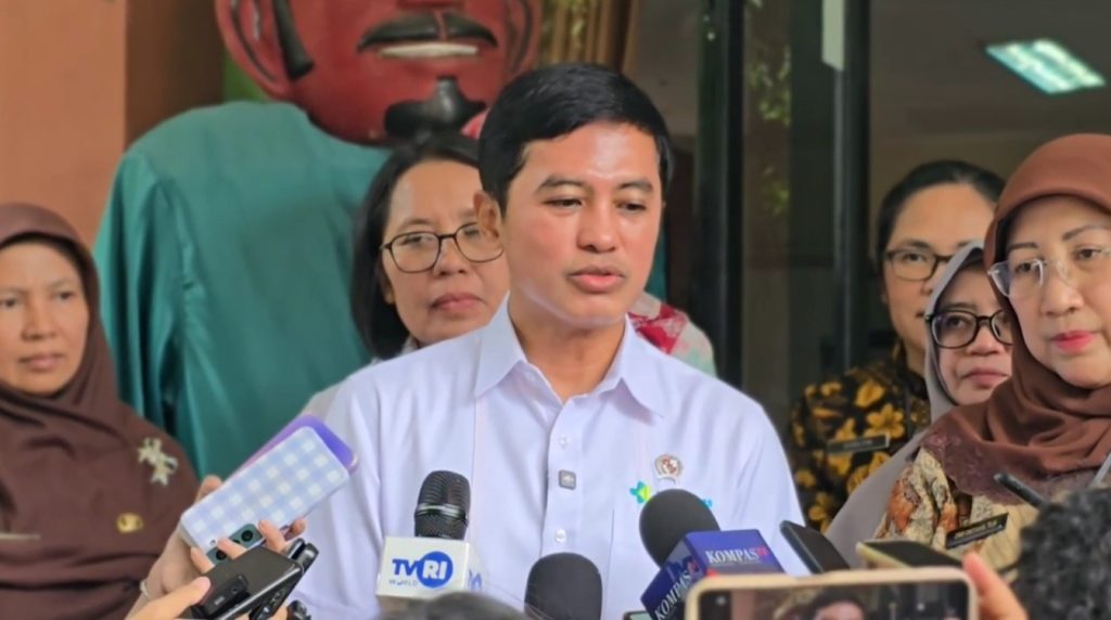 Wamenkes, Dante Saksono Harbuwono saat diwawancarai di Jakarta Selatan, pada Kamis (06/11/2025). (Ilham F/Suaranusantara)