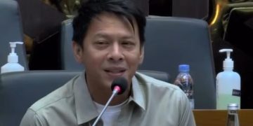 Ariel Noah saat bernyanyi di Baleg DPR RI (Selasa, 11/11/25)