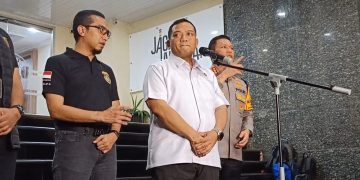 Direktur Reserse Kriminal Umum (Dirkrimum) Polda Metro Jaya, Kombes Pol Iman Imanuddin saat konferensi pers di Polda Metro Jaya, Jakarta, Kamis (13/11/2025). (Ilham F/Suaranusantara)