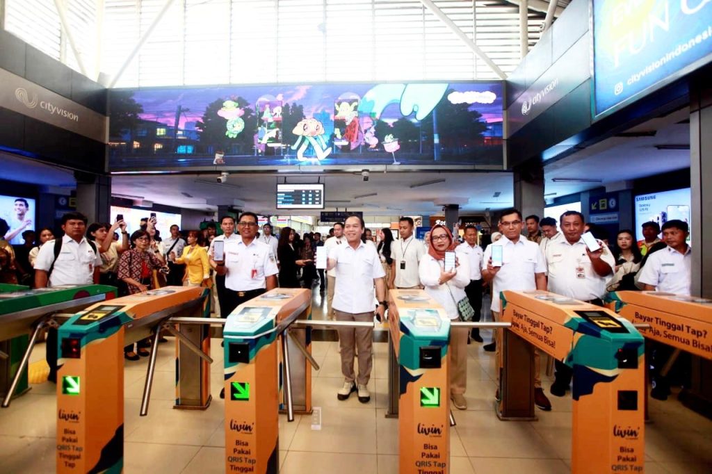 Bank Mandiri dan KAI Group Resmikan Implementasi QRIS Tap di Transportasi Publik