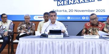 Menaker, Yassierli saat konferensi pers di gedung Kemnaker, Jakarta, pada Kamis (20/11/2025). (Ilham F/Suaranusantara)