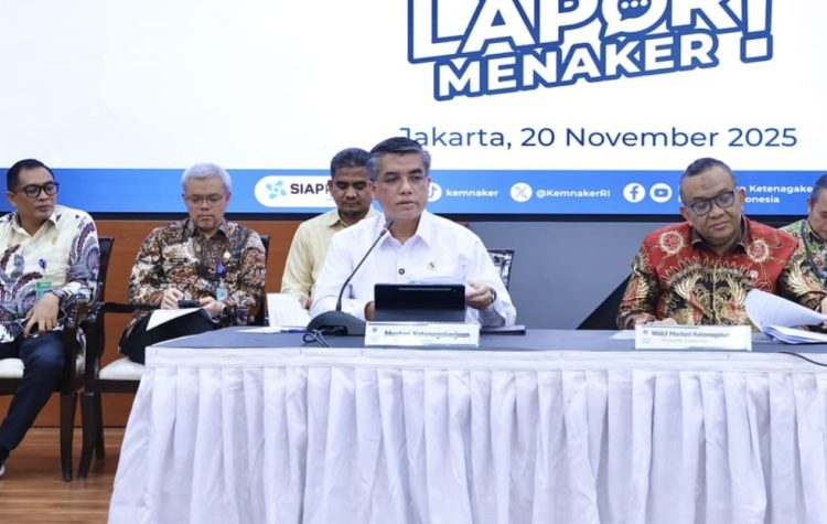 Menaker, Yassierli saat konferensi pers di gedung Kemnaker, Jakarta, pada Kamis (20/11/2025). (Ilham F/Suaranusantara)