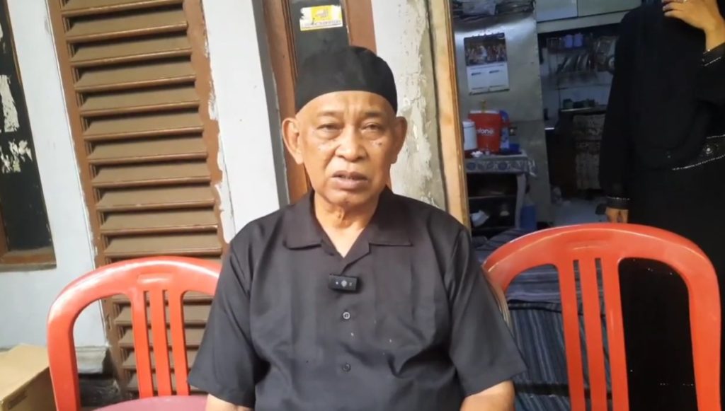 Kakek Alvaro, Tugimin (71) saat diwawancarai di rumahnya, pada Senin (24/11/2025). (Ilham F/Suaranusantara)
