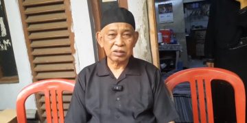 Kakek Alvaro, Tugimin (71) saat diwawancarai di rumahnya, pada Senin (24/11/2025). (Ilham F/Suaranusantara)