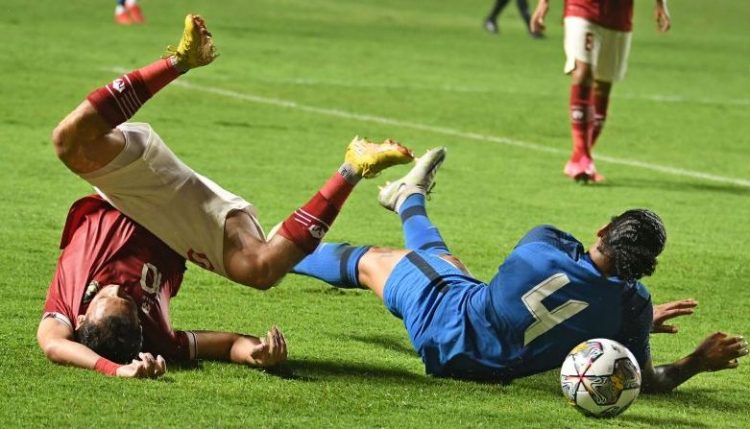 Pesepak bola Tim Nasional Indonesia Egy Maulana Vikri (kiri) terjatuh usai berebut bola dengan pesepak bola Tim Nasional Curacao Shermaine Martina (kanan) dalam pertandingan 'FIFA Match Day' di Stadion Pakansari, Cibinong, Kabupaten Bogor, Jawa Barat, Selasa (27/9/2022). ANTARA FOTO/Aditya Pradana Putra/