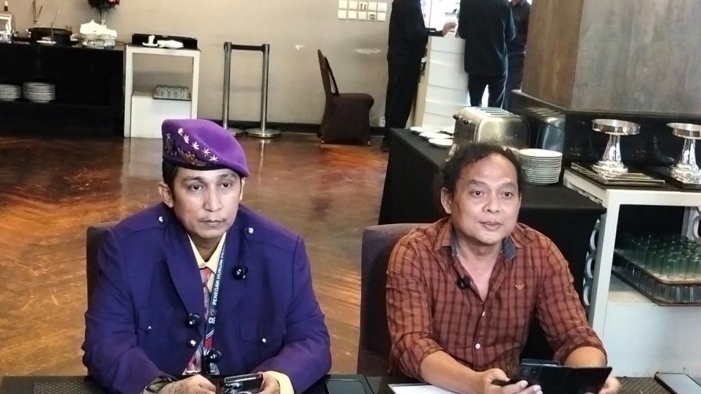 Deolipa Yumara selaku kuasa hukum dari Firdaus Oiwobo gelar konferensi press di Jakarta pada Selasa, 11 November 2025 (suaranusantara.com)