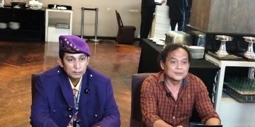 Deolipa Yumara selaku kuasa hukum dari Firdaus Oiwobo gelar konferensi press di Jakarta pada Selasa, 11 November 2025 (suaranusantara.com)