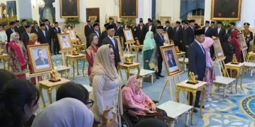 Momen saat Presiden RI Prabowo Subianto memberikan anugerah gelar Pahlawan Nasional kepada 10 tokoh, bertepatan dengan peringatan Hari Pahlawan yang jatuh pada hari ini Senin 10 November 2025 (YouTube @Sekretariat Presiden)
