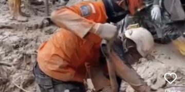 BNPB tengah evakuasi korban banjir bandang yang menerjang Sumatera Utara, Sumatera Barat dan Aceh. 1.016 orang korban tewas (Instagram @tvrinasional)