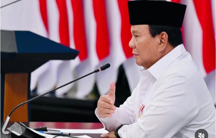 Presiden RI Prabowo Subianto saat pimpin sidang kabinet paripurna, Senin 15 Desember 2025 bahas soal pejabat hobi foto di tengah banjir Sumatera (Instagram @prabowogibran)