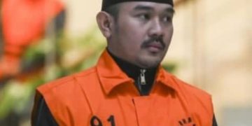 Bupati Bekasi Ade Kuswara Kunang, kenakan rompi oranye. Status hukum sebagai tersangka kasus suap di Pemkab Bekasi (Instagram @shafa_momy_khairy)