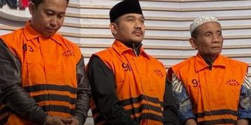 Bupati Bekasi Ade Kuswara Kunang bersama sang ayah HM Kunang dan satu pihak swasta bernama Sarjan diperkenalkan ke publjk sebagai tersangka oleh KPK pada Kamis 18 Desember 2025 (Instagram @pojokbekasicom)