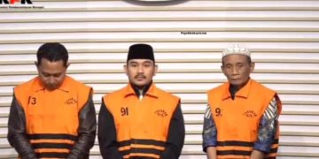 Bupati Bekasi Ade Kuswara Kunang jadi tersangka kasus suap proyek di lingkungan Pemkab Bekasi. Foto Ade bersama sang ayah HM Kunang yang memakai kopyah, dan pihak swasta bernama Sarjan saat diperkenalkan oleh KPK sebagai tersangka (Instagram @cikarangdaily)