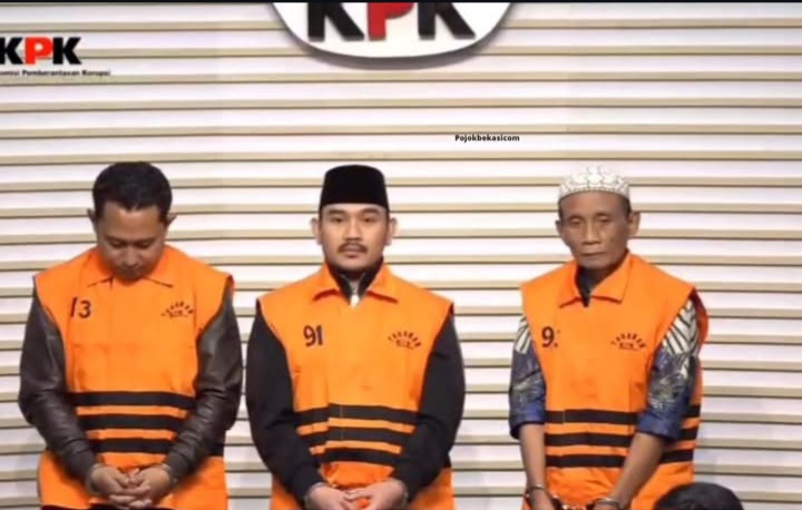 Bupati Bekasi Ade Kuswara Kunang jadi tersangka kasus suap proyek di lingkungan Pemkab Bekasi. Foto Ade bersama sang ayah HM Kunang yang memakai kopyah, dan pihak swasta bernama Sarjan saat diperkenalkan oleh KPK sebagai tersangka (Instagram @cikarangdaily)