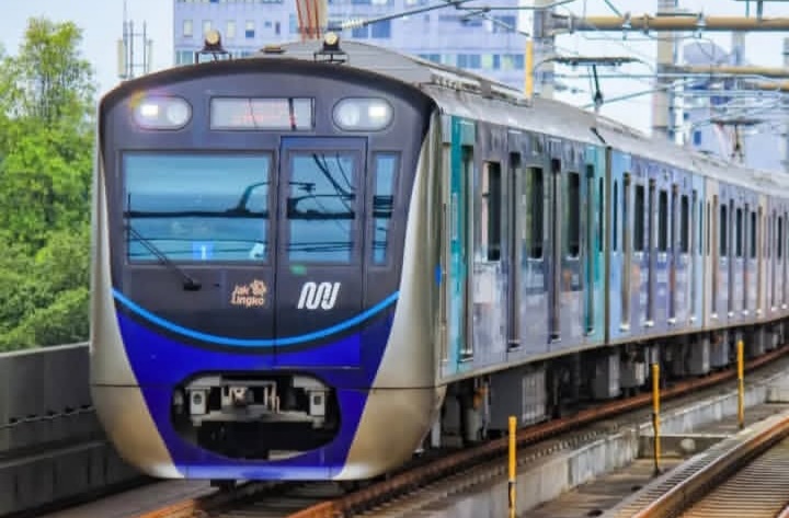 Momen malam Tahun Baru 2026 MRT dan LRT bakal beroperasi sampai dini hari Kamis 1 Januari 2026 (Instagram @jkt.spot)