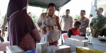 Presiden RI Prabowo Subianto saat mengunjungi korban banjir Sumatera di Tapanuli Tengah, Senin 1 Desember 2025 (jnstagram @prabowo)