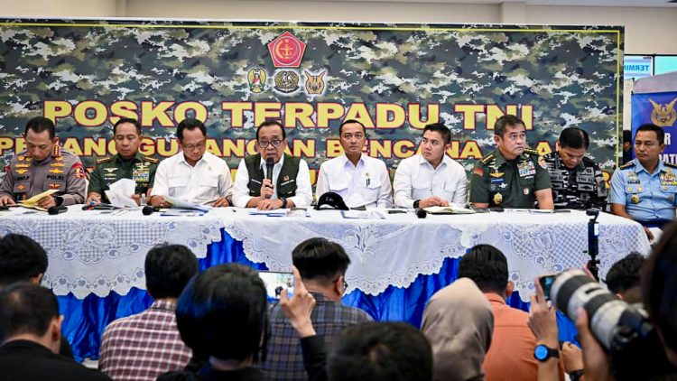 Jajaran Kabinet Merah Putih dalam menyampaikan perkembangan penanganan bencana di Aceh dan Sumatera di Posko Nasional Penanggulangan Bencana, Jakarta (Dok Seskab)