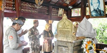 Siti Fauziah Ziarah Ke Makam Cut Nyak Dien