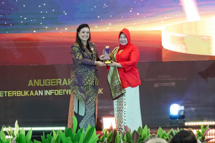 MPR RI terima penghargaan yang diwakili Plt Sekjen MPR RI Siti Fauziah