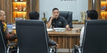 Bupati Lebak Hasbi Jayabaya saat melakukan wawancara dengan calon Direktur dan Pengawas BUMD.(IG protokollebak)