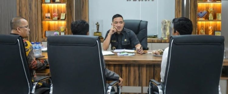Bupati Lebak Hasbi Jayabaya saat melakukan wawancara dengan calon Direktur dan Pengawas BUMD.(IG protokollebak)