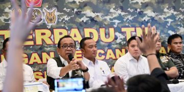 Menko PMK Pratikno saat bicara soal kayu gelondongan ikit terbawa arus banjir Sumatera-Aceh (instagram @sekretariat.kabinet)