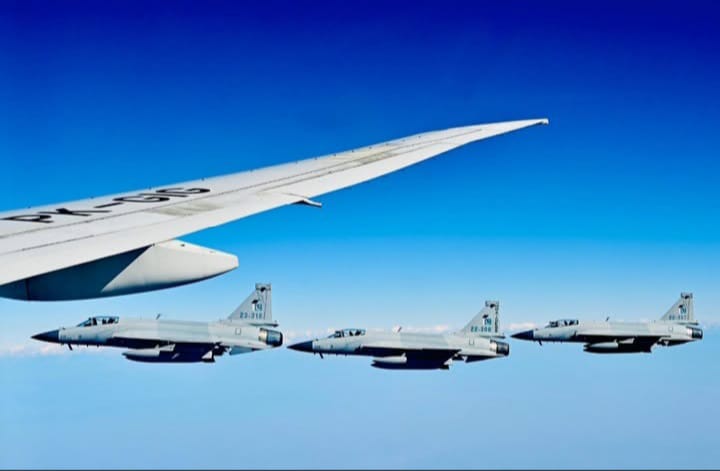 Pesawat jet tempur JF-17 Thunder yang mengawal kedatangan Presiden RI Prabowo Subianto ke Islamabad, Pakistan (instagram @prabowogibran)