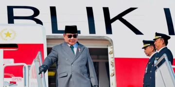 Presiden RI Prabowo Subianto saat tiba di Islamabad turun dari pesawat Garuda Indonesia 1 (Instagram @prabowogibran)