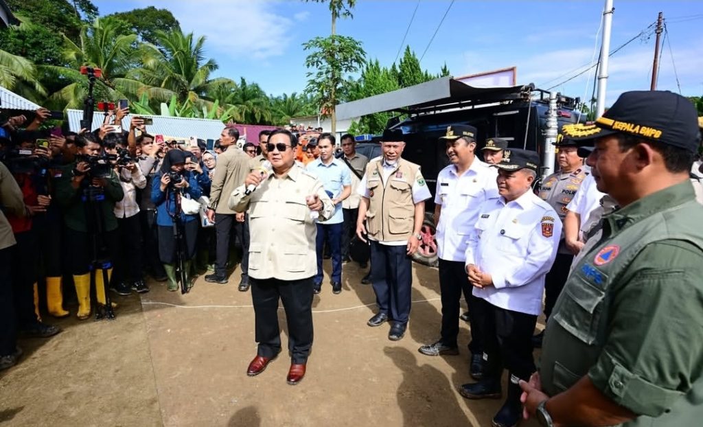 Presiden Prabowo Subianto meninjau pembangunan hunian sementara (huntara) di Agam (Dok Sekretariat Kabinet)