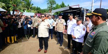 Presiden Prabowo Subianto meninjau pembangunan hunian sementara (huntara) di Agam (Dok Sekretariat Kabinet)