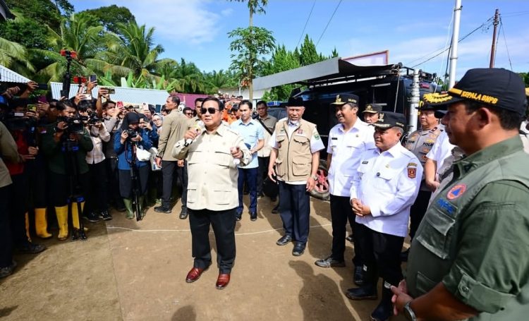 Presiden Prabowo Subianto meninjau pembangunan hunian sementara (huntara) di Agam (Dok Sekretariat Kabinet)