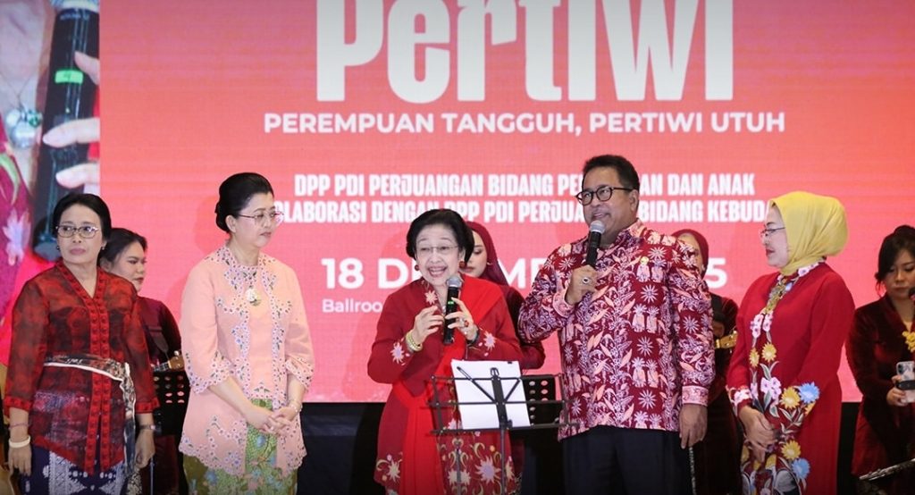 Ketua Umum PDI Perjuangan Megawati Soekarnoputri dan Wakil Gubernur DKI Jakarta Rano dalam peringatan Hari Ibu (Dok Instagram PDIP)