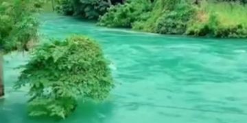 Sungai Batang Ombilin di Sumbar viral berwarna biru usai disapu banjir (Instagram @smipeeps)