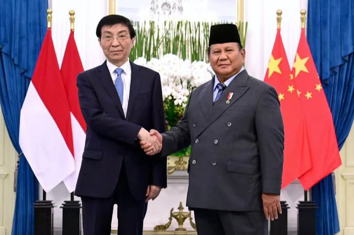 Presiden RI Prabowo Subianto menyambut tamu kenegaraan Ketua MPR China, Wang Huning, Kamis 4 Desember 2025 (Instagram @sekretariat.kabinet)
