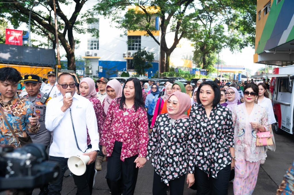 Kegiatan berbagi terhadap 120 buruh pengupas bawang oleh Komunitas Kebaya Jakarta dan Bhakti Istri Pegawai Perumda Pasar Jaya (Dok: Istimewa)