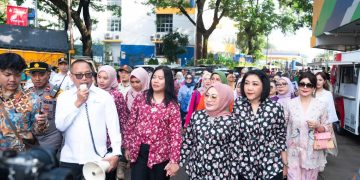 Kegiatan berbagi terhadap 120 buruh pengupas bawang oleh Komunitas Kebaya Jakarta dan Bhakti Istri Pegawai Perumda Pasar Jaya (Dok: Istimewa)