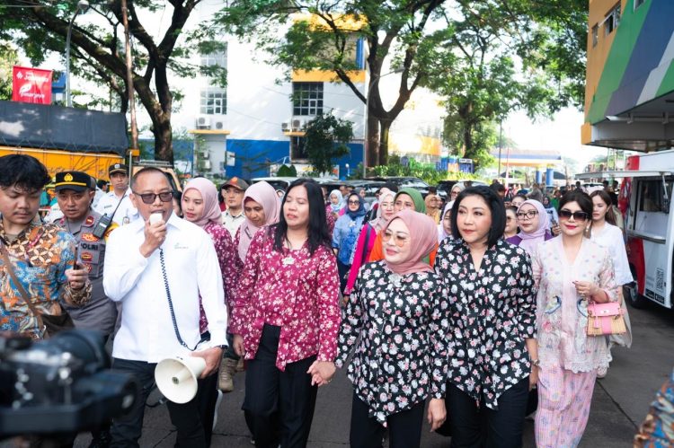 Kegiatan berbagi terhadap 120 buruh pengupas bawang oleh Komunitas Kebaya Jakarta dan Bhakti Istri Pegawai Perumda Pasar Jaya (Dok: Istimewa)