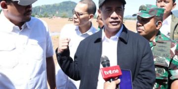 Mentan Amran Sulaiman saat konferensi pers bicara stok beras bagi korban bencana alam banjir dan tanah longsor di Sumatera-Aceh (instagram @a.amran_sulaiman)