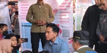 Wapres RI Gibran Rakabuming Raka saat meninjau korban banjir di Kabupaten Agam, Sumatera Barat (Sumbar) (Instagram @politikaofficial)