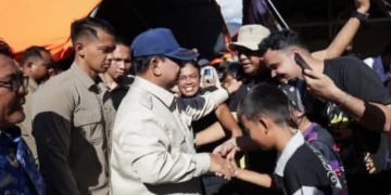 Presiden RI Prabowo Subianto saat meninjau langsung korban dan titik lokasi banjir di Sumatera Barat (Sumbar) Senin 1 Desember 2025 (jnstagram @prabowo)