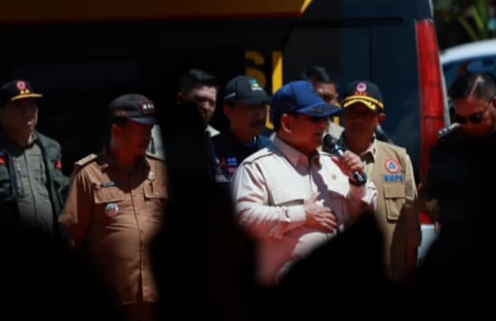 Presiden RI Prabowo Subianto saat meninjau langsung korban banjir Sumatera-Aceh (Instagram @prabowo)